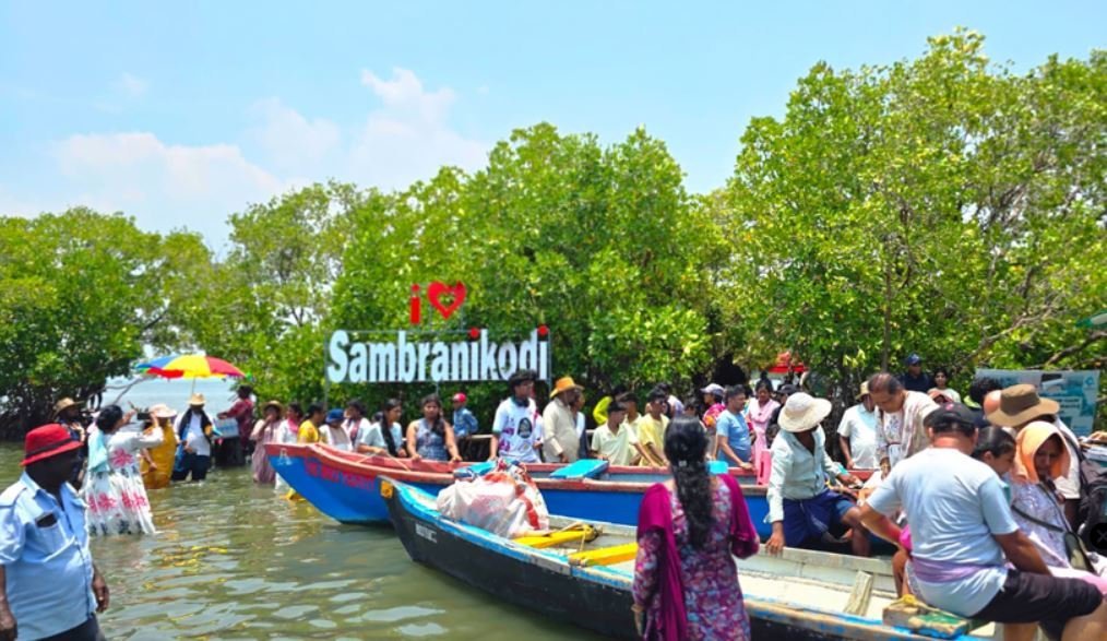 Boats and visitors at Sambranikodi Island